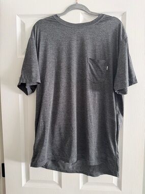 Vuori Men's Performance Short Sleeve Pocket T-Shirt — Charcoal Gray